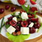 Салат с черешней и сыром