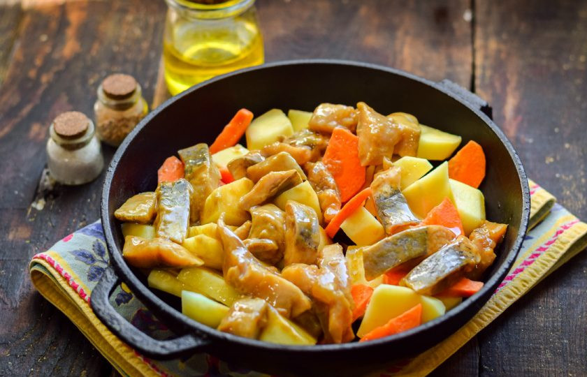 1. Этап. Селедка с картошкой в духовке: Перемешайте все ингредиенты и выложите в жаропрочную форму. Запекайте блюдо в духовке под фольгой — 35-40 минут при температуре 180 градусов.