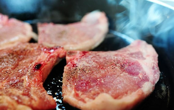 1. Этап. Жареные стейки свинины: 1. Мясо вымойте и обсушите. Немного посолит и поперчите. Выложите стейки на сковороду с разогретым растительным и сливочным маслом.