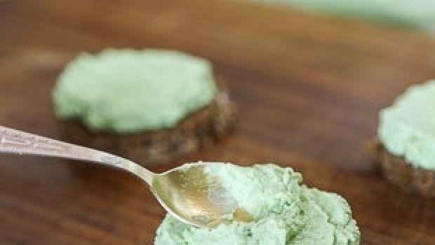 1. Этап. Тартинки с авокадо и печенью трески: 4. Смазываем тартинки муссом из авокадо, равномерно распределив его по всей поверхности.