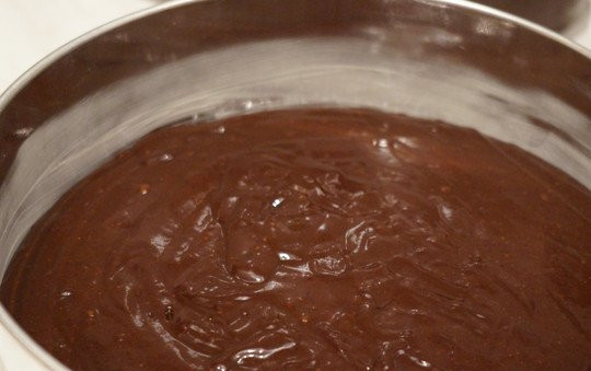 1. Этап. Моментальный шоколадный торт: 9. Жаропрочную форму смажьте немного маслом и присыпьте мукой. Вылейте тесто и отправьте в духовку.