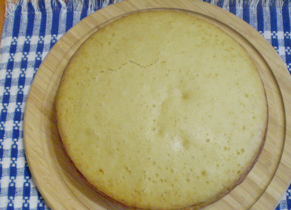 1. Этап. Торт со сметанным кремом: 6. Достаньте осторожно бисквит и дайте остыть полностью. После чего порежьте вдоль на три части.