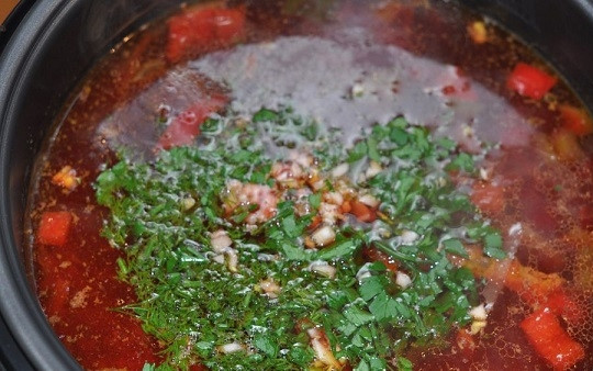 1. Этап. Борщ со свининой в мультиварке: 4. Готовому борщу дайте настояться еще минут 15. Перед подачей добавьте зелень, а при желании порционно — сметану. Приятного аппетита!