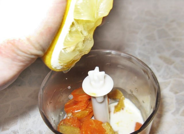 1. Этап. Кижуч под соусом: 5. Готовую морковку с имбирем перекладываю в чашу блендера, вливаю оставшуюся после тушения жидкость, добавляю лимонный сок и сливки, взбиваю до однородной консистенции без комочков.