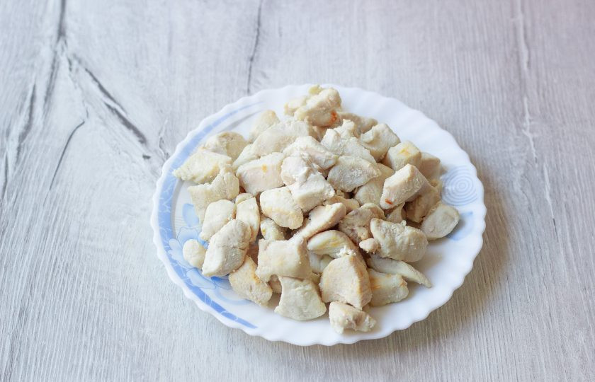 1. Этап. Салат с огурцами и фасолью: Филе обжарьте на сухой сковороде без масла до готовности и легкой румяной корочки. Переложите в тарелку и дайте ему остыть.