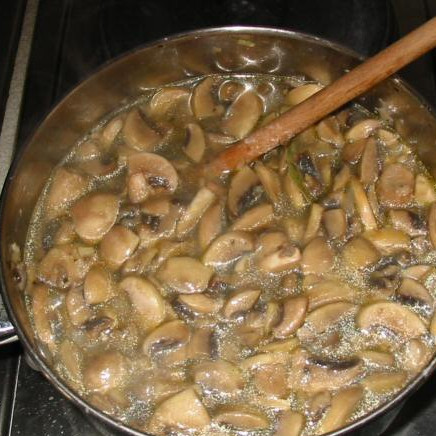 1. Этап. Суп из шампиньонов: Далее нужно влить горячего куриного бульона. Довести до кипения. Добавить лаврушку и варить в течении 10 минут. Удалить лавровый лист, затем переставить суп остывать на несколько минут.