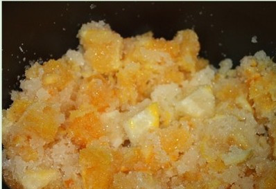 1. Этап. Варенье из апельсинов в мультиварке: 3. Засыпаем апельсины сахаром и оставляем на полчаса. За это время они пропитаются хорошенько сиропом и пустят сок. Перед тем, как их отправить в чашу, хорошенько перемещайте. После выставляйте программу 