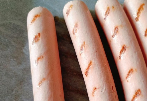 1. Этап. Сосиски с маринованными яйцами и луком: Венец блюда - это сосиски Индилайт, их жарим на гриле и подаём к ним закусочный лук, маринованные яйца, зелень и овощи.