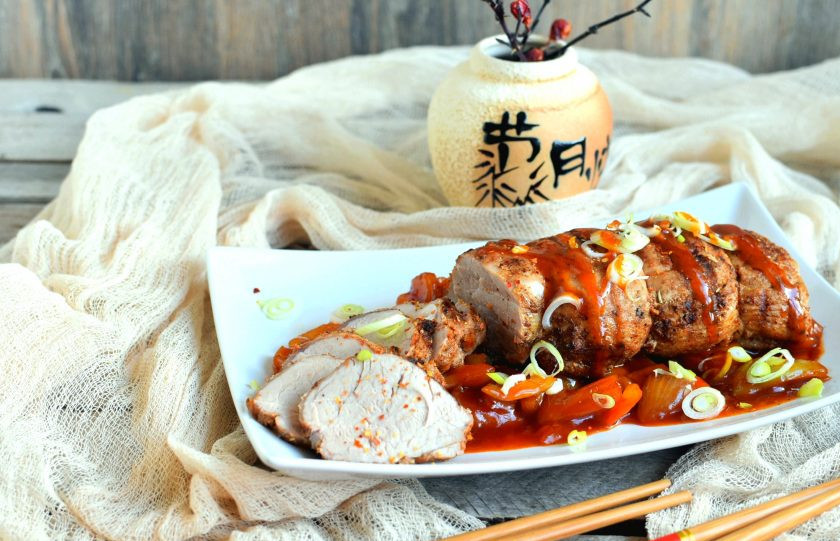 1. Этап. Свиная вырезка по-азиатски с кисло-сладким соусом: На тарелку положите соус с овощами, сверху выложите вырезку, освободив ее от нитки. Часть вырезки тонко нарежьте и посыпьте блюдо сверху шинкованным зеленым луком. Подавайте сразу же!