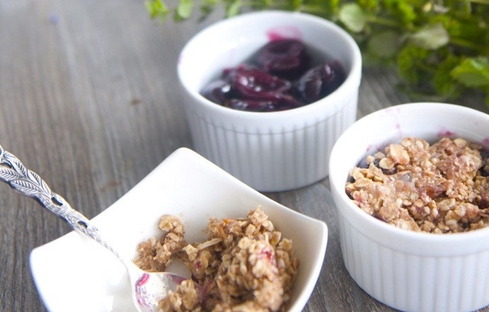 1. Этап. Вишнево-миндальный крамбл: 3. В форму для выпекания выложите слоями вишню и сверху смесь из овсяных хлопьев.