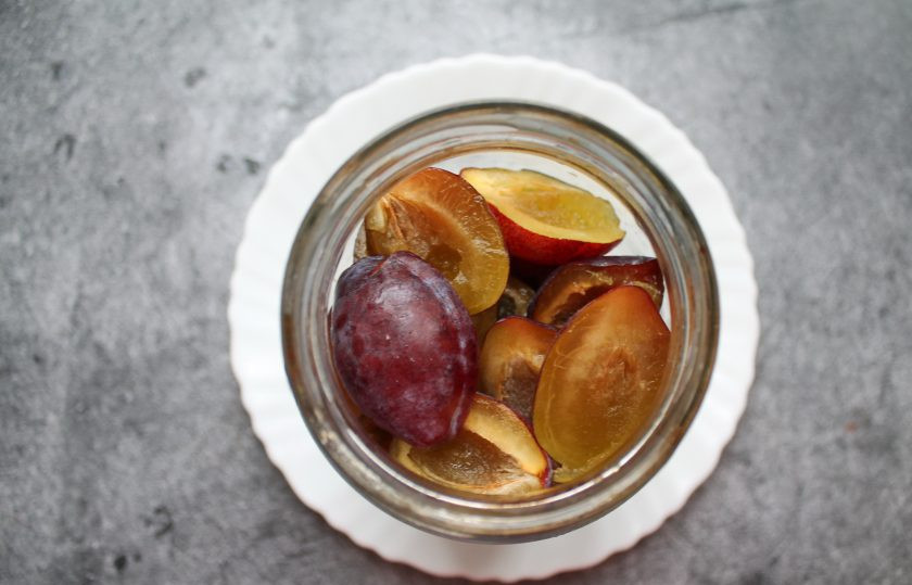 1. Этап. Сливянка: У слив удалите косточки, разделите на половинки и выложите в чистую, сухую банку.