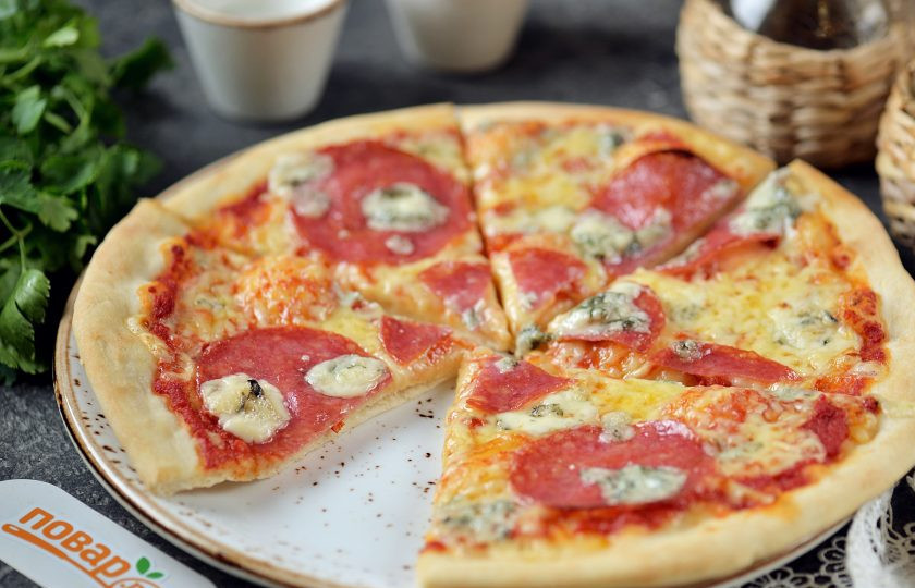 1. Этап. Пицца с горгонзолой: Готовую пиццу нарежьте специальным ножом на порционные куски и сразу же подавайте к столу. Приятного аппетита!