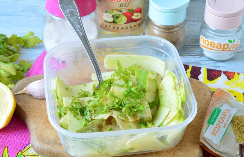 1. Этап. Маринованные кабачки за 30 минут: Всыпьте к овощам нарезанную петрушку. Контейнер прикройте крышкой, встряхните несколько раз и поставьте в холодильник на 30 минут.