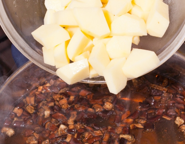 1. Этап. Суп из консервированных грибов: Добавьте к баклажанам картофель, посолите и варите 10 минут.