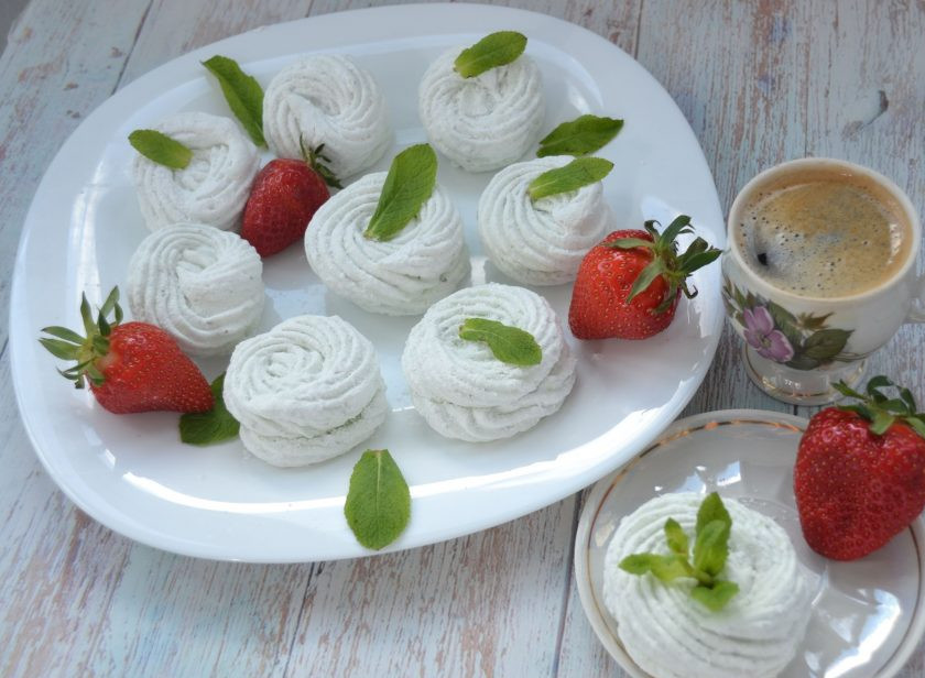 1. Этап. Мятный зефир: Украсьте зефир листочками мяты. Ну а теперь пришло время наслаждаться этим вкусным лакомством.