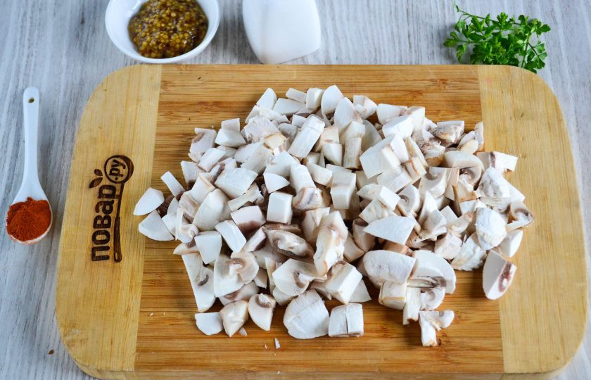 1. Этап. Домашняя колбаса с грибами: Шампиньоны очистите и мелко нарежьте.