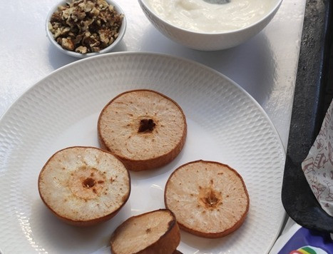 1. Этап. Запеченные груши с творожным сыром: Поставить в разогретую духовку, запекать при 180* минут двадцать.