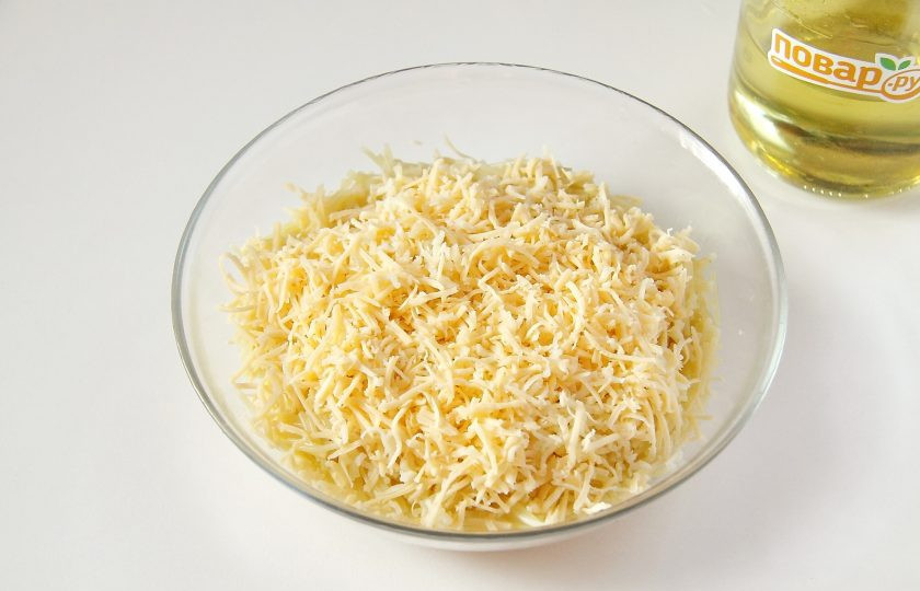 1. Этап. Оладьи из вермишели: Добавьте тертый сыр.
