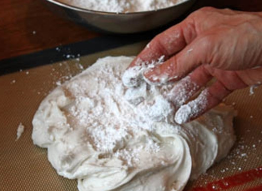 1. Этап. Сахарная мастика для торта: Затем достаньте массу на присыпанный сахарной пудрой стол, припудрите руки и начинайте вымешивать мастику, подсыпая сахарную пудру.