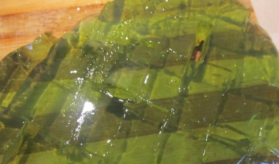 1. Этап. Торт Самоцветы в снегу: Застывшее желе разрежьте на небольшие квадратики.