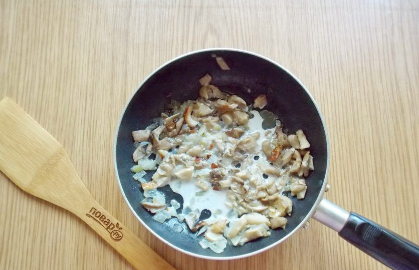 1. Этап. Гнезда с грибами в духовке: Налейте подсолнечное масло и жарьте грибы с луком до готовности 10-12 минут. После влейте сливки.