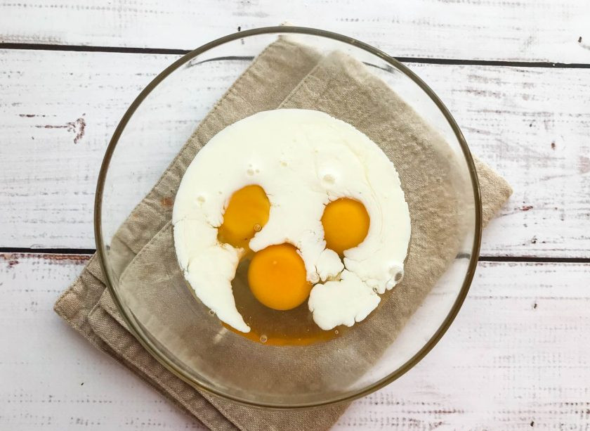 1. Этап. Омлет с ананасами: Влейте молоко.