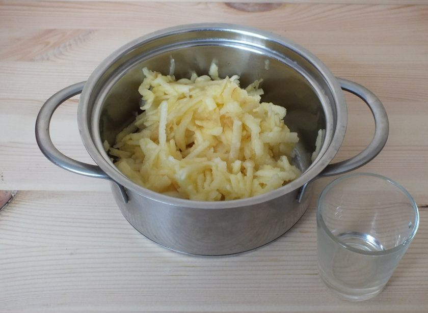 1. Этап. Печенье из яблок и бананов: Яблоко очистите, натрите на крупной терке, переложите в кастрюльку, добавьте 1 ст.л. воды. Поставьте на огонь, доведите до кипения.