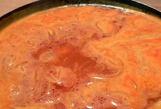 1. Этап. Запеченные тефтели: Заливаем содержимое сковородки водой - нам понадобится её примерно 0,5 литра. Доводим соус до кипения и можно добавить свои любимые специи. Соус готов.