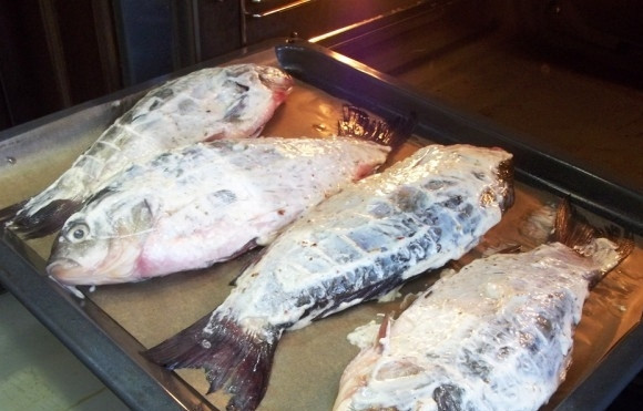 1. Этап. Караси, запеченные в духовке: 4. Противень застилаю пергаментом и выкладываю рыбку, смазываю ее с двух сторон полученным маринадом, а также внутри. Выпекаю в разогретом до 200 градусов духовом шкафу 25-30 минут (может чуть больше или меньше, в зависимости от размера рыбы).