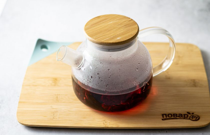 1. Этап. Квас из каркаде: Залейте каркаде горячей водой, оставьте на 10-15 минут.