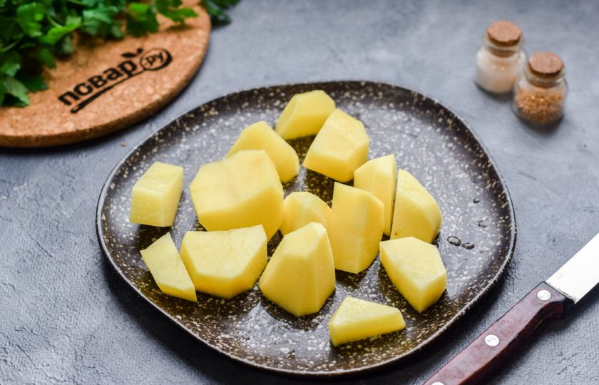 1. Этап. Рыба запеченная с грибами и картофелем: Картофель очистите и вымойте, просушите, нарежьте крупно.