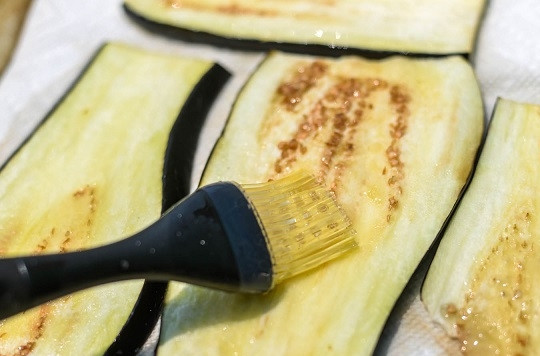 1. Этап. Баклажаны на углях: 4. С помощью кисточки промажьте баклажаны растительным маслом со всех сторон.