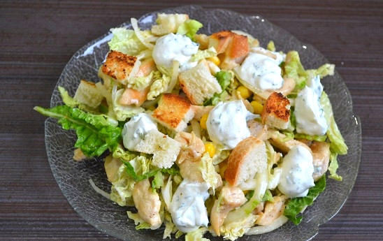 1. Этап. Салат Ревнивец: 15. Дополните сухариками.