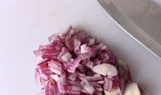 1. Этап. Салат Тунец в тулупе: Красный лук чистим, режем мелкими кубиками.
