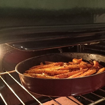 1. Этап. Морковь, запеченная с травами: Хорошо перемешав, поставить на 30 минут в духовку, заранее разогретую до 200С.