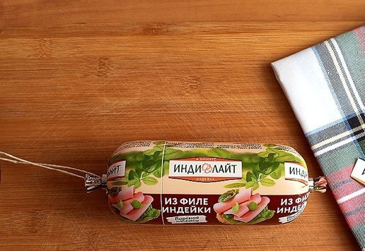 1. Этап. Салат из колбасы и редьки: В салате я буду использовать колбасу ТМ Индилайт из филе индейки.