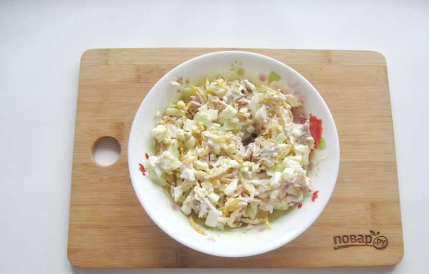 1. Этап. Салат Воронье гнездо: Перемешайте все ингредиенты салата.