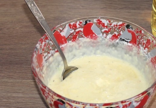 1. Этап. Блинные корзиночки с начинкой из тунца: 6. Вливаем в тесто 1-2 ст. л. растительного масла и перемешиваем.