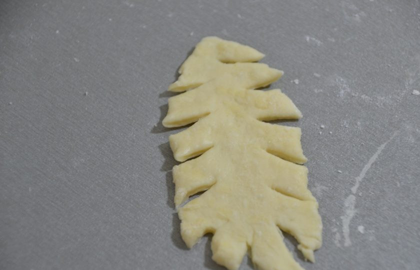 1. Этап. Чувашская хупла: Из маленького кусочка теста вырежьте украшения.