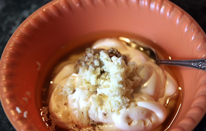 1. Этап. Салат с блинами и мясом: Смешайте в чашке майонез, горчицу и оставшиеся от жаренной свинины растительное масло.