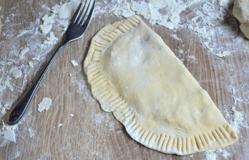 1. Этап. Чебуреки классические: Накройте фарш второй половиной теста, края прижмите вилкой.