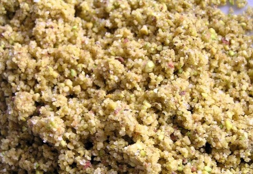 1. Этап. Фисташковое пирожное с брусничным семифреддо: Измельчите в кофемолке до состояния пудры, добавьте муку и перемешайте.