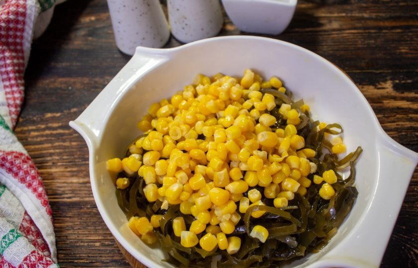 1. Этап. Салат Морской Еж: Добавьте консервированную кукурузу.