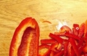 1. Этап. Салат из капусты вкусненький: Перец вымыть и нарезать тонкой соломкой.