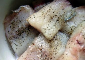 1. Этап. Шашлык из судака: Приготовить маринад из вина, лимонного сока, сахара, соли и пряностей. Опустить в него кусочки рыбы, перемешать и убрать в холод на 1 час.