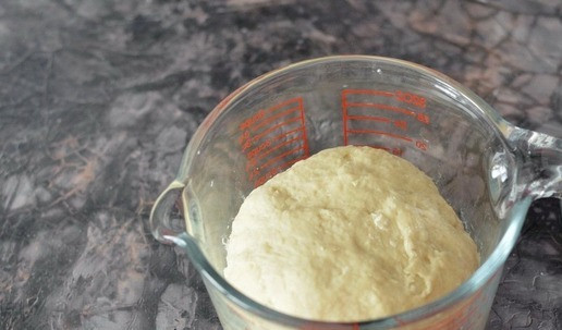 1. Этап. Сдобный калач на сливках: Готовое тесто верните обратно в миску, затяните её плёнкой и оставьте для подъема при комнатной температуре на 4-6 часов.