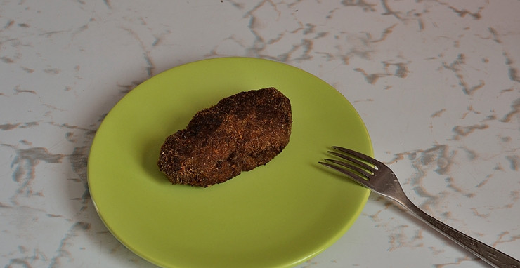 1. Этап. Котлеты из плотвы: Слепите котлеты из плотвы одинаковой величины и обжаривайте со всех сторон на разогретом растительном масле. Приятного аппетита.