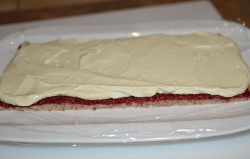 1. Этап. Малиновый торт: Сверху смазать кремом. Повторите слои еще 2 раза. Украсьте фруктами.