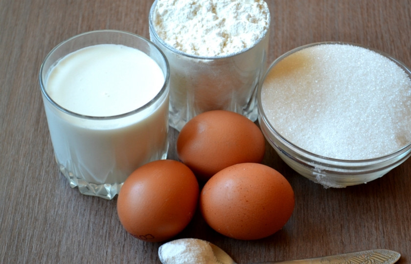 1. Этап. Печенье из бисквитного теста: Подготовьте все необходимые ингредиенты, яйца достаньте из холодильника и подержите минут 15-20 при комнатной температуре, а муку просейте через сито с разрыхлителем для теста.