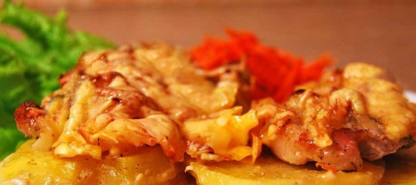 1. Этап. Запеченный картофель со свининой: 4. Когда и мясо, и картошка уже готовы, посыпаем блюдо тертым сыром и ждем еще немного, чтобы получилась корочка. Готово!
